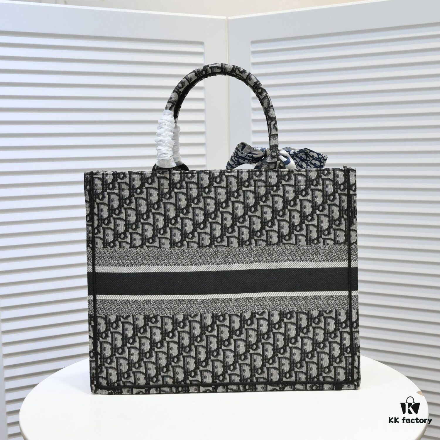 Large Size with Scarf 🔥 Embroidered Edge ➔ Dior New Arrival Shopping Tote! Counter Synchronized Update! Limited Edition Worn by Celebrities! Extremely Stylish! Premium Imported Fabric, High-End Quality! Indistinguishable from Counter Version! Extra-Large Capacity, Perfect for Outings!