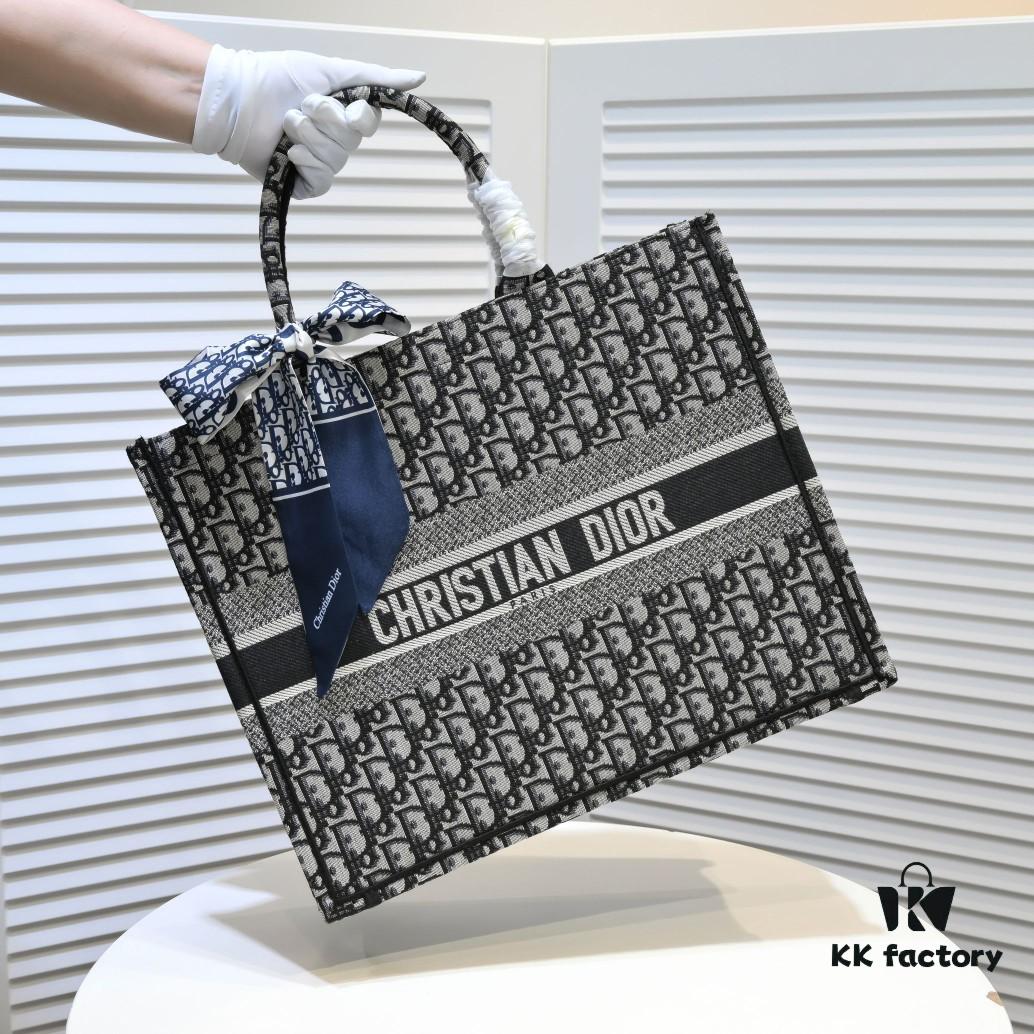 Large Size with Scarf 🔥 Embroidered Edge ➔ Dior New Arrival Shopping Tote! Counter Synchronized Update! Limited Edition Worn by Celebrities! Extremely Stylish! Premium Imported Fabric, High-End Quality! Indistinguishable from Counter Version! Extra-Large Capacity, Perfect for Outings!