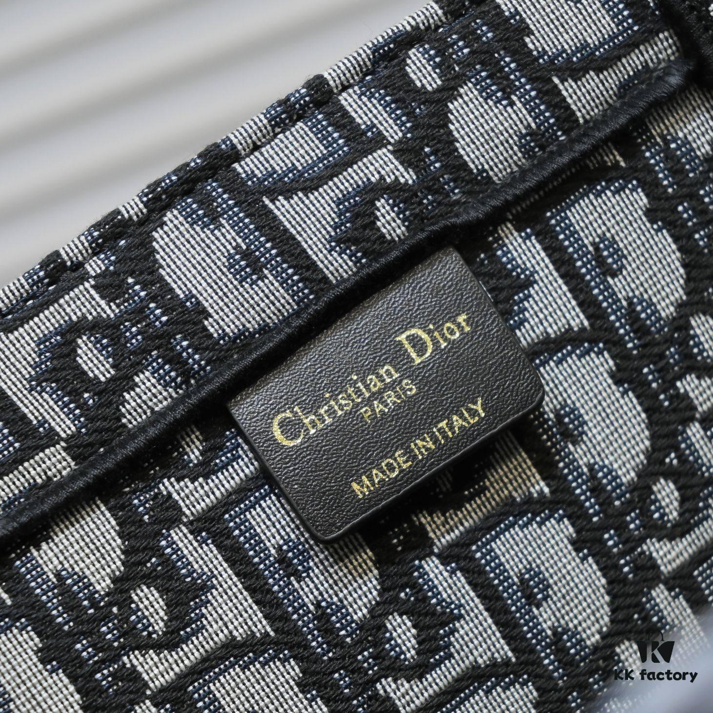 Large Size with Scarf 🔥 Embroidered Edge ➔ Dior New Arrival Shopping Tote! Counter Synchronized Update! Limited Edition Worn by Celebrities! Extremely Stylish! Premium Imported Fabric, High-End Quality! Indistinguishable from Counter Version! Extra-Large Capacity, Perfect for Outings!