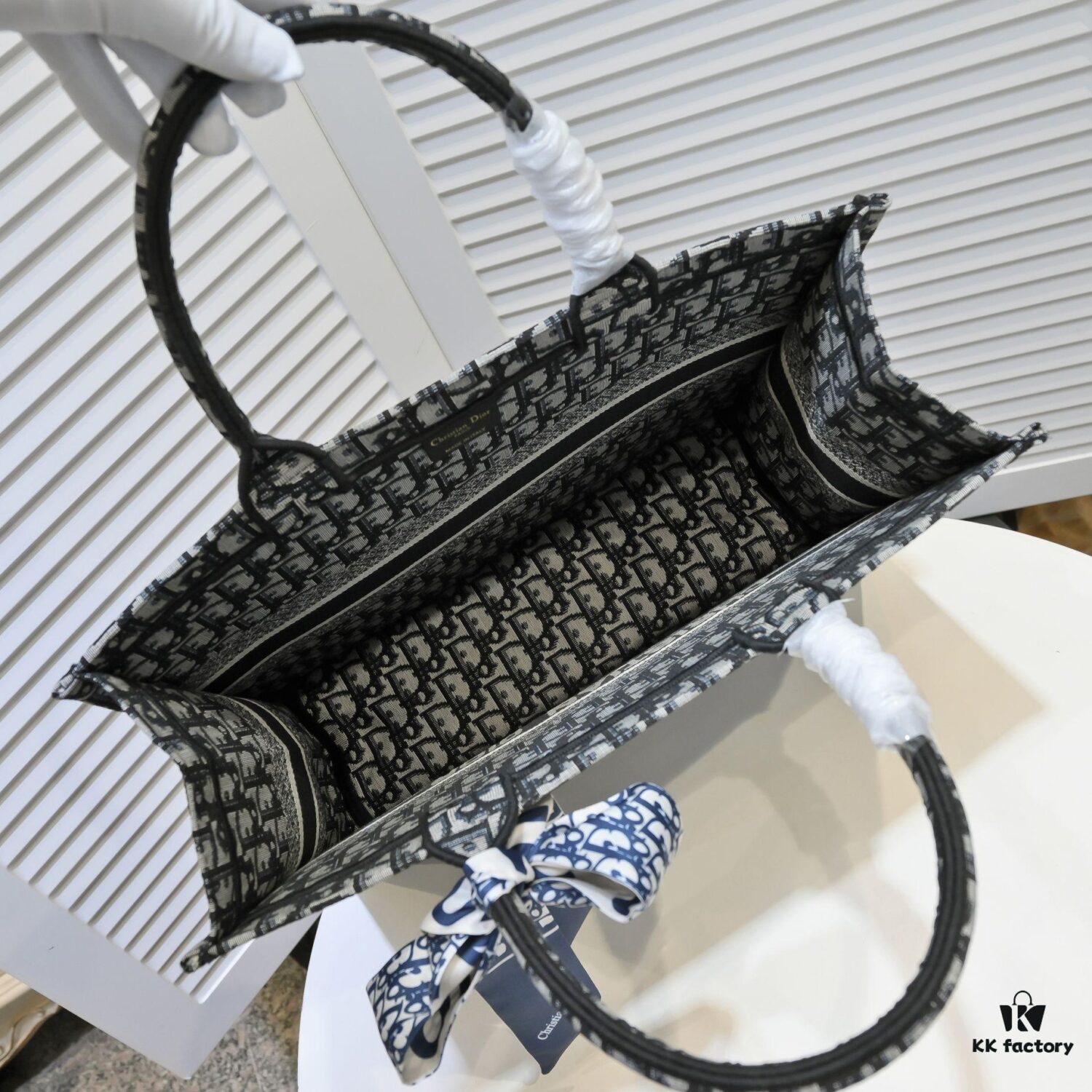 Large Size with Scarf 🔥 Embroidered Edge ➔ Dior New Arrival Shopping Tote! Counter Synchronized Update! Limited Edition Worn by Celebrities! Extremely Stylish! Premium Imported Fabric, High-End Quality! Indistinguishable from Counter Version! Extra-Large Capacity, Perfect for Outings!