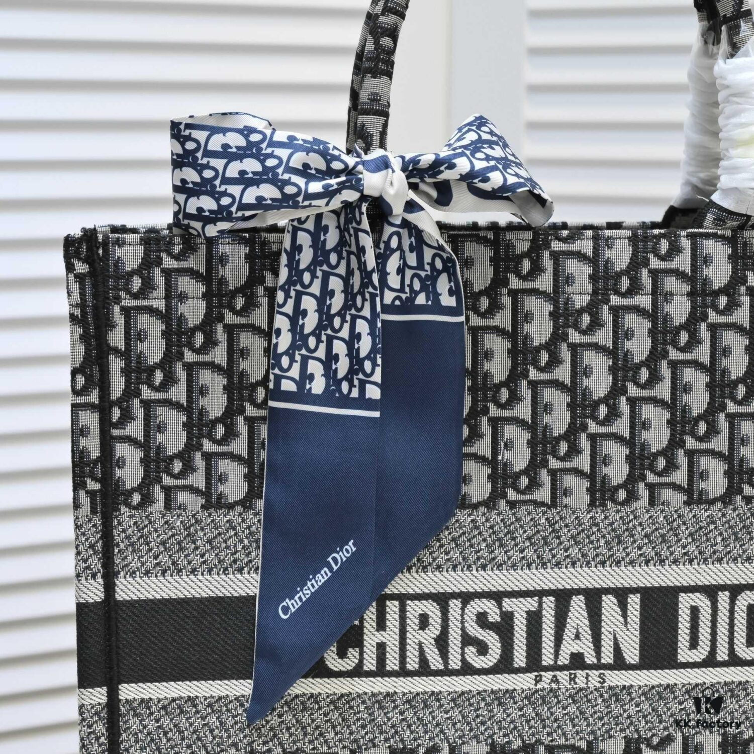 Large Size with Scarf 🔥 Embroidered Edge ➔ Dior New Arrival Shopping Tote! Counter Synchronized Update! Limited Edition Worn by Celebrities! Extremely Stylish! Premium Imported Fabric, High-End Quality! Indistinguishable from Counter Version! Extra-Large Capacity, Perfect for Outings!