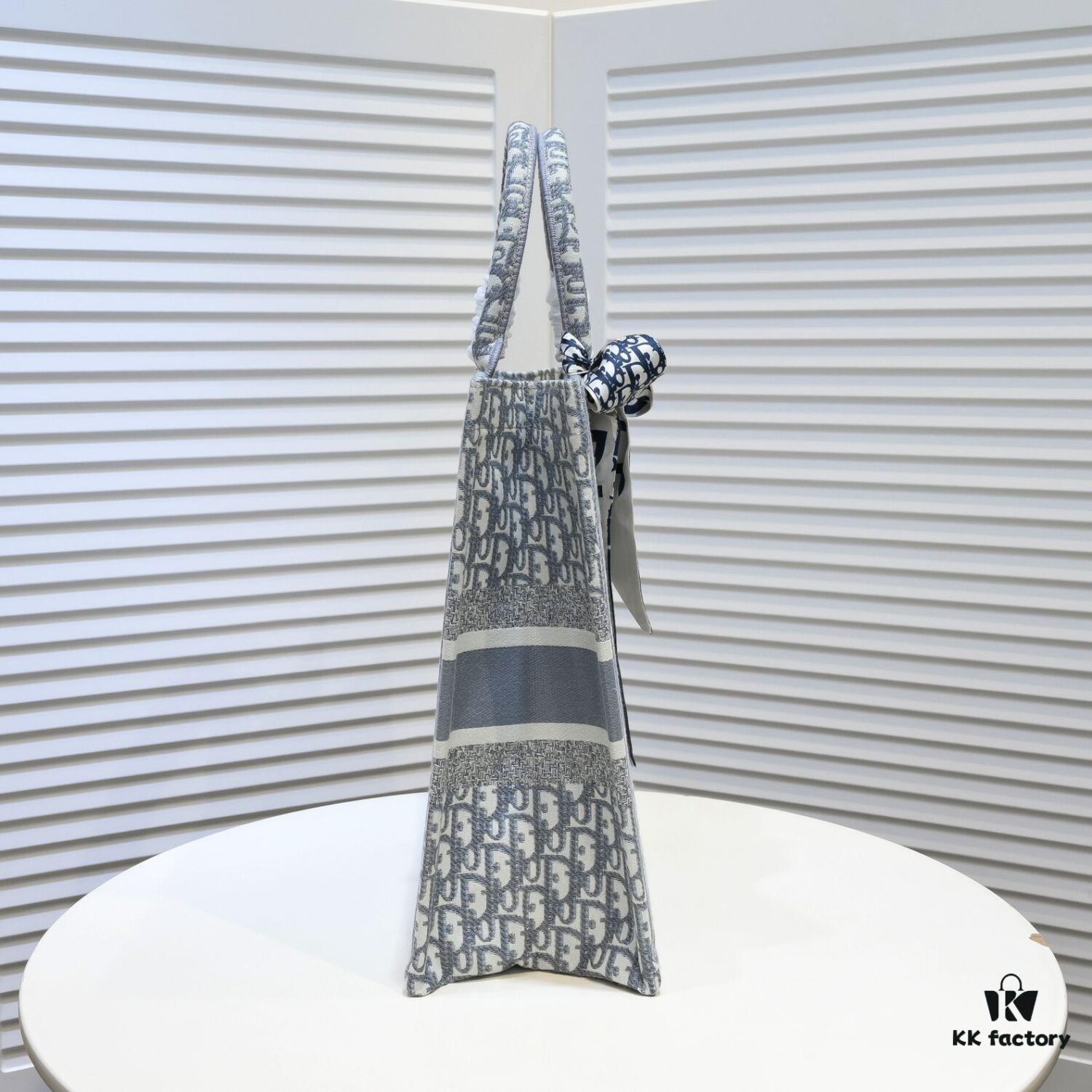 Large Size with Silk Scarf 🔥 Embroidered Edge Dior New Arrival Shopping Tote! Counter Synchronized Update! Limited Edition Worn by Celebrities! Extremely Stylish! Imported Fabric, High-End Quality! Seamlessly Matches Authentic Counter Version! Extra-Large Capacity, Ideal for Outings!