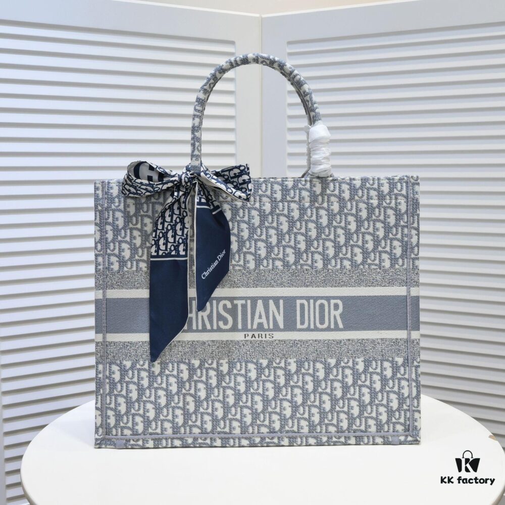Large Size with Silk Scarf 🔥 Embroidered Edge Dior New Arrival Shopping Tote! Counter Synchronized Update! Limited Edition Worn by Celebrities! Extremely Stylish! Imported Fabric, High-End Quality! Seamlessly Matches Authentic Counter Version! Extra-Large Capacity, Ideal for Outings!