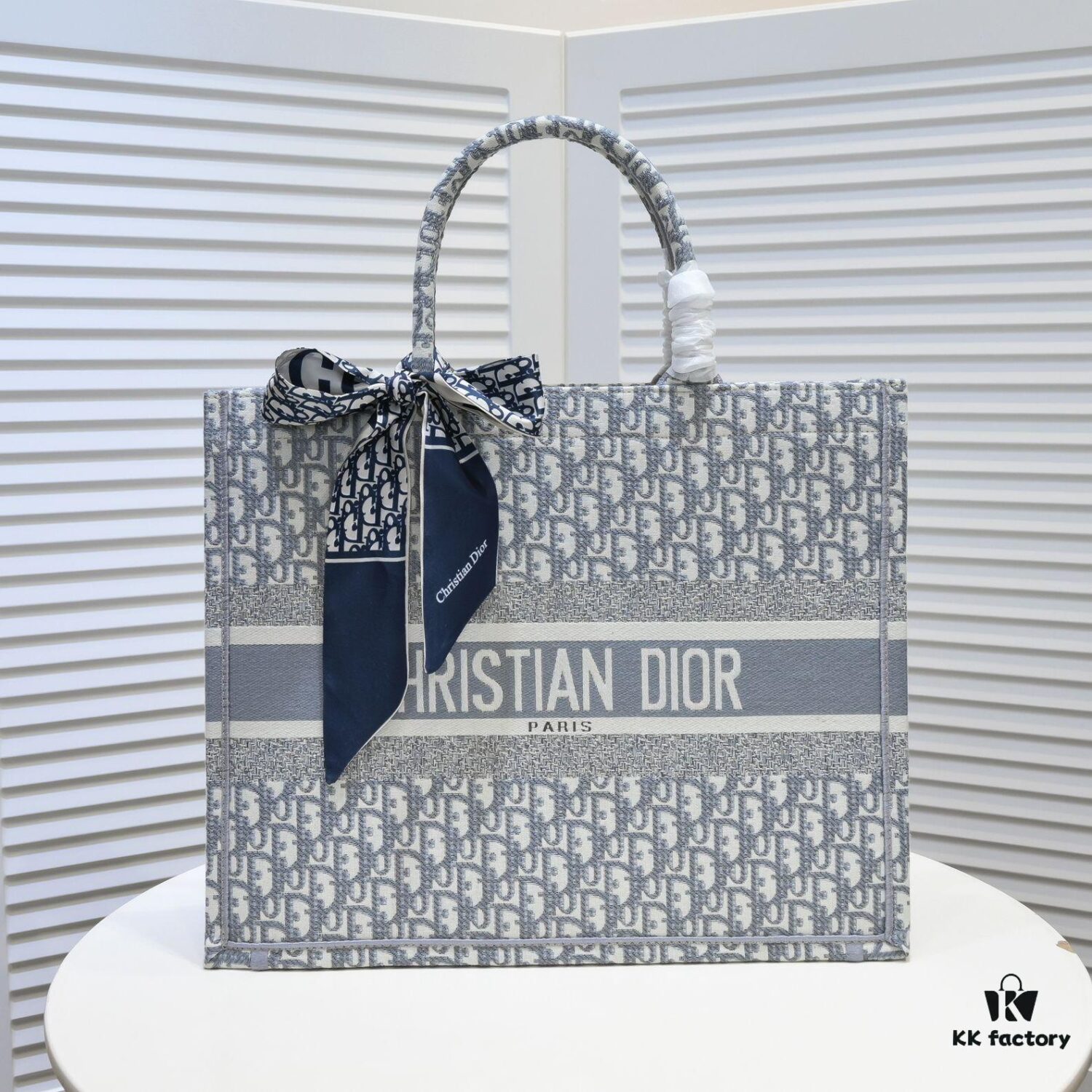 Large Size with Silk Scarf 🔥 Embroidered Edge Dior New Arrival Shopping Tote! Counter Synchronized Update! Limited Edition Worn by Celebrities! Extremely Stylish! Imported Fabric, High-End Quality! Seamlessly Matches Authentic Counter Version! Extra-Large Capacity, Ideal for Outings!