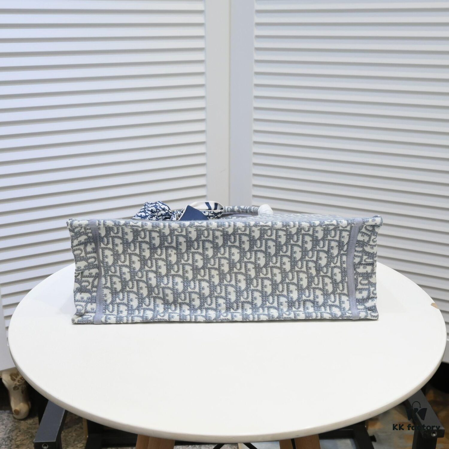 Large Size with Silk Scarf 🔥 Embroidered Edge Dior New Arrival Shopping Tote! Counter Synchronized Update! Limited Edition Worn by Celebrities! Extremely Stylish! Imported Fabric, High-End Quality! Seamlessly Matches Authentic Counter Version! Extra-Large Capacity, Ideal for Outings!