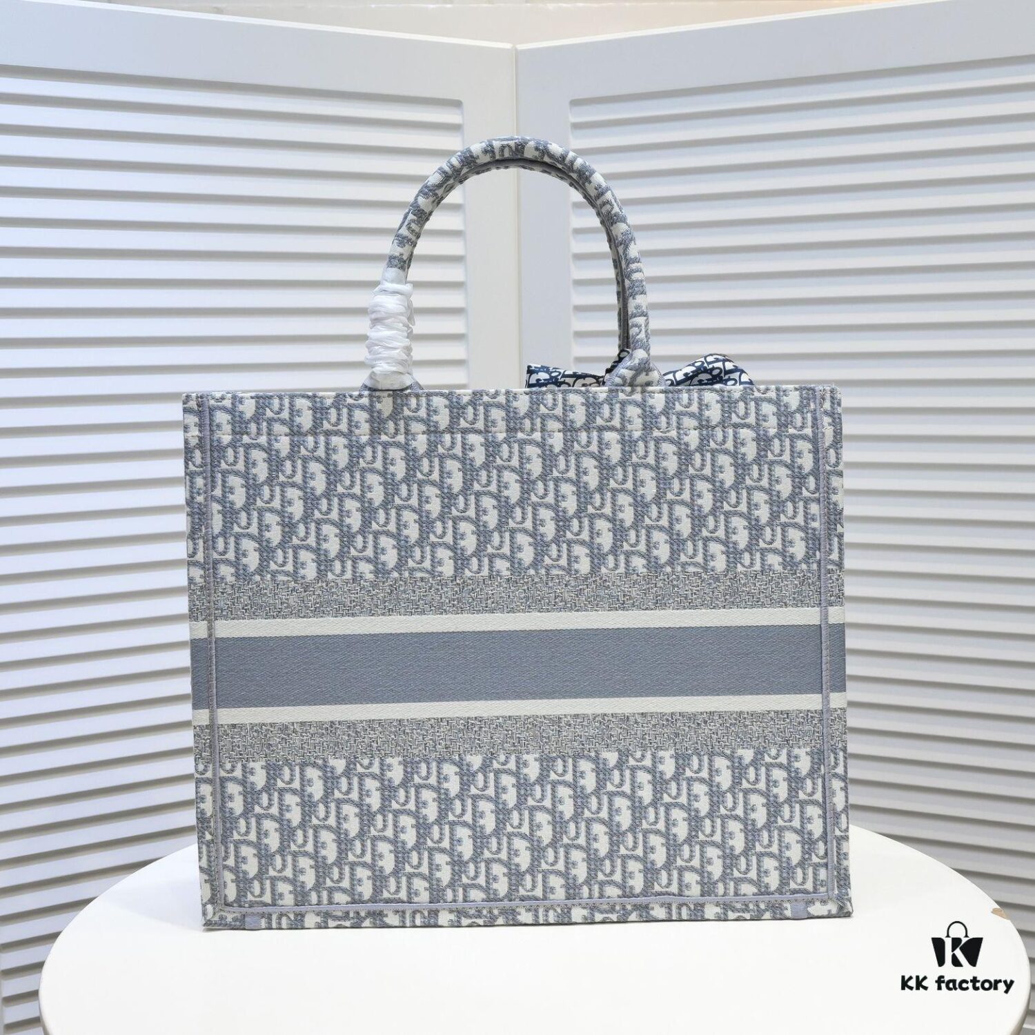 Large Size with Silk Scarf 🔥 Embroidered Edge Dior New Arrival Shopping Tote! Counter Synchronized Update! Limited Edition Worn by Celebrities! Extremely Stylish! Imported Fabric, High-End Quality! Seamlessly Matches Authentic Counter Version! Extra-Large Capacity, Ideal for Outings!