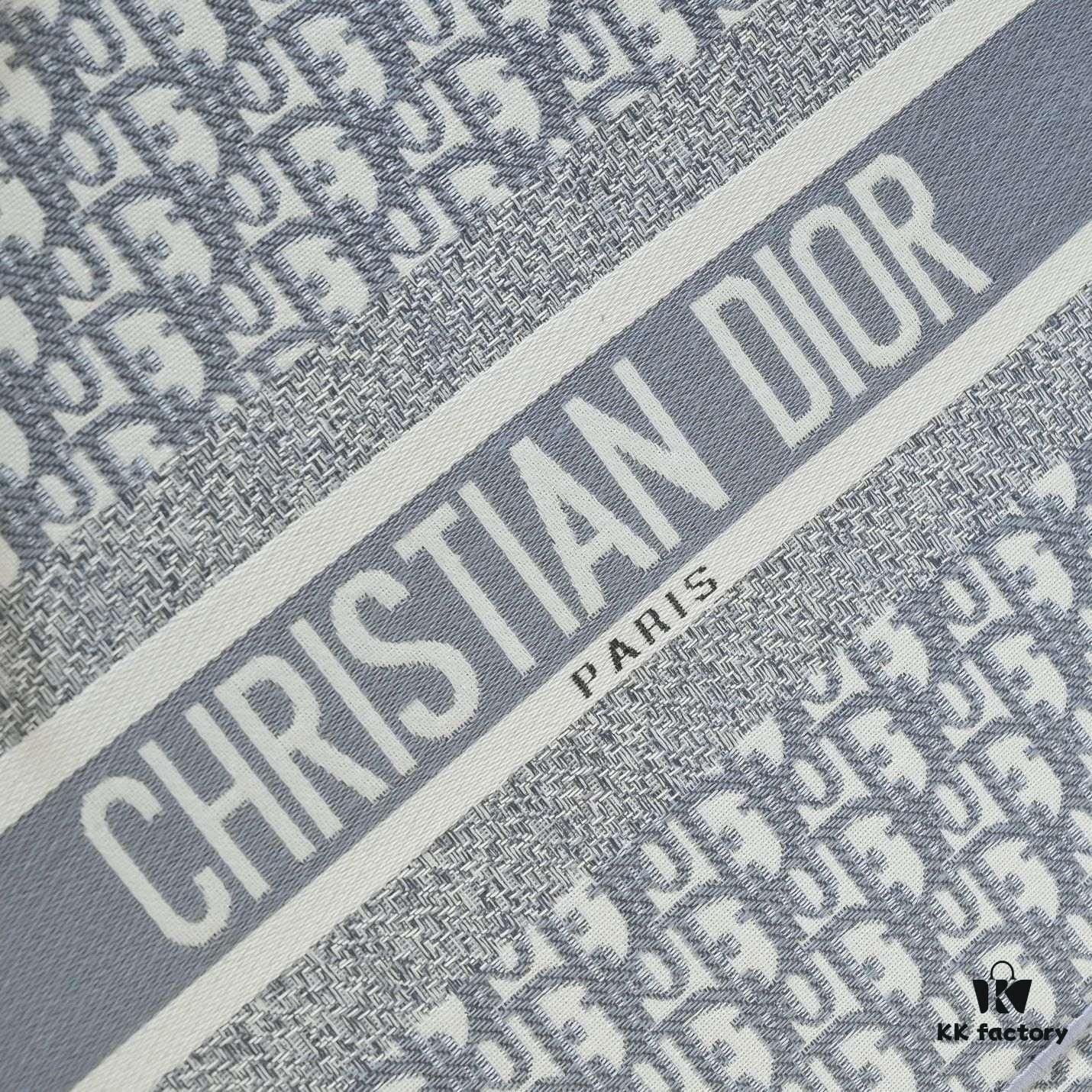 Large Size with Silk Scarf 🔥 Embroidered Edge Dior New Arrival Shopping Tote! Counter Synchronized Update! Limited Edition Worn by Celebrities! Extremely Stylish! Imported Fabric, High-End Quality! Seamlessly Matches Authentic Counter Version! Extra-Large Capacity, Ideal for Outings!