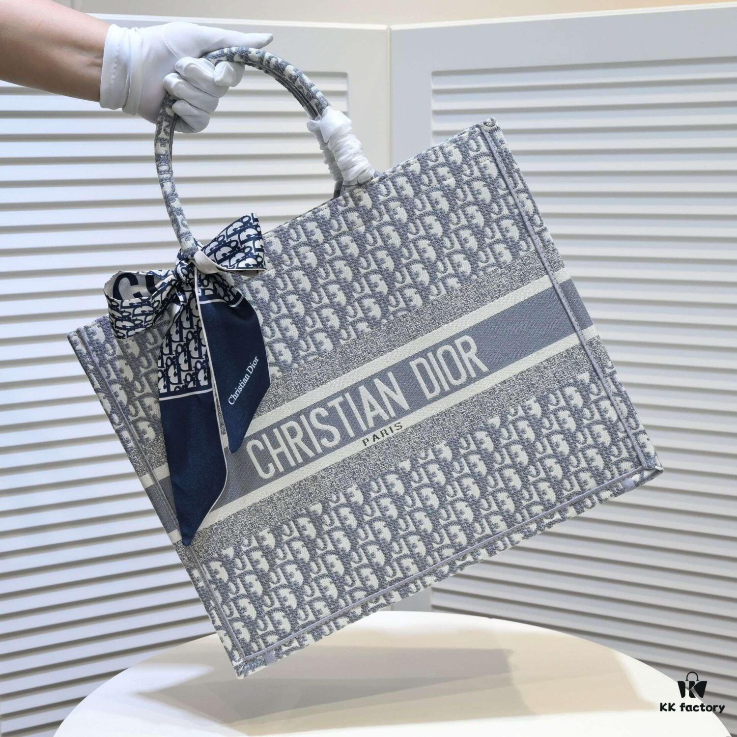 Large Size with Silk Scarf 🔥 Embroidered Edge Dior New Arrival Shopping Tote! Counter Synchronized Update! Limited Edition Worn by Celebrities! Extremely Stylish! Imported Fabric, High-End Quality! Seamlessly Matches Authentic Counter Version! Extra-Large Capacity, Ideal for Outings!