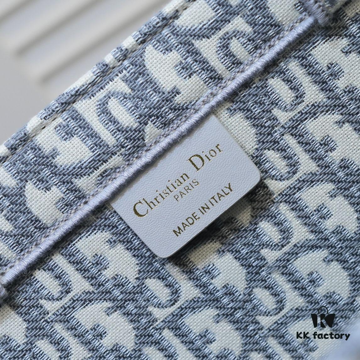 Large Size with Silk Scarf 🔥 Embroidered Edge Dior New Arrival Shopping Tote! Counter Synchronized Update! Limited Edition Worn by Celebrities! Extremely Stylish! Imported Fabric, High-End Quality! Seamlessly Matches Authentic Counter Version! Extra-Large Capacity, Ideal for Outings!