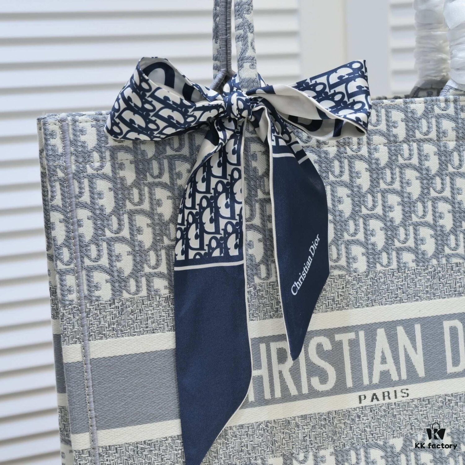 Large Size with Silk Scarf 🔥 Embroidered Edge Dior New Arrival Shopping Tote! Counter Synchronized Update! Limited Edition Worn by Celebrities! Extremely Stylish! Imported Fabric, High-End Quality! Seamlessly Matches Authentic Counter Version! Extra-Large Capacity, Ideal for Outings!