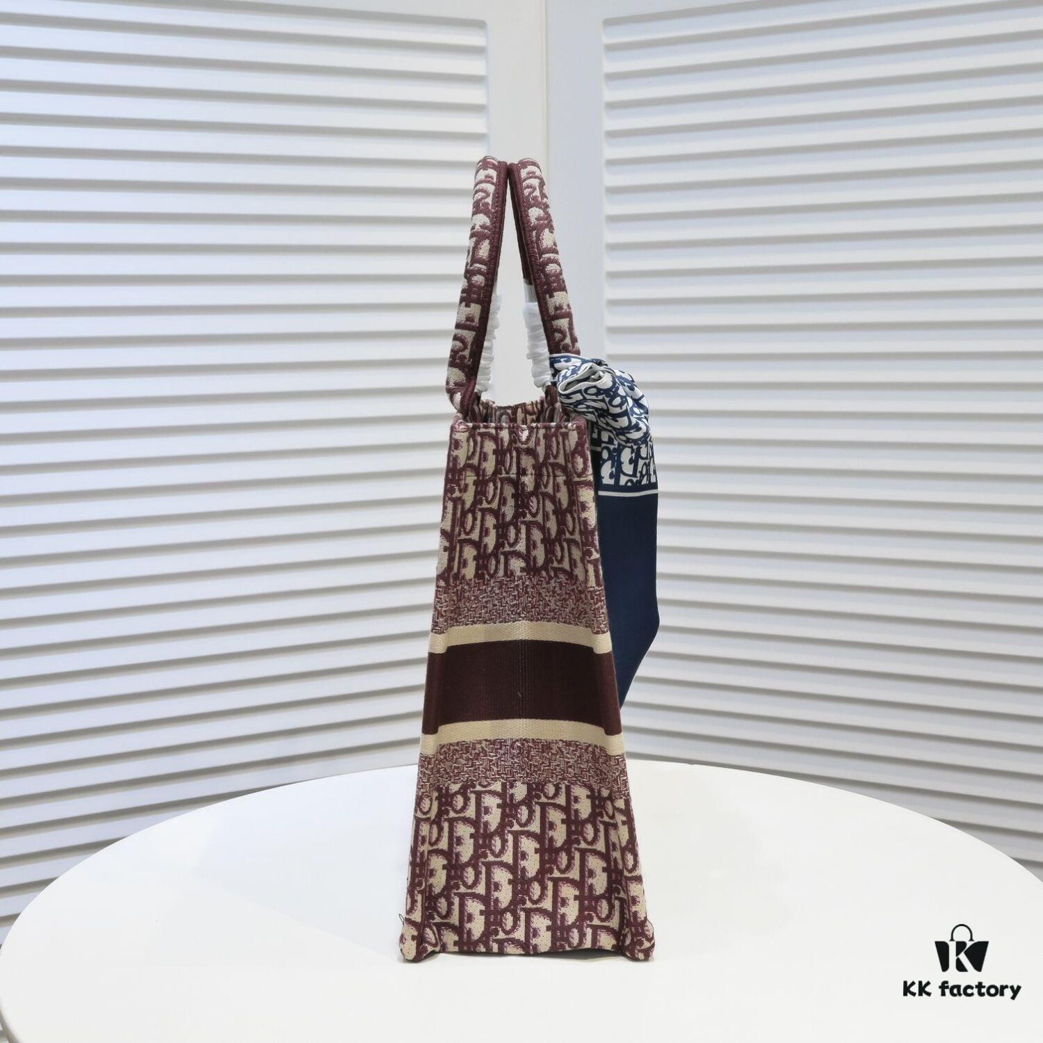 Dior Small Shopping Bag with Silk Scarf, Bound Edges, New Arrival from Dior Counter, Limited Edition Worn by Celebrities, Stylish and Elegant, Imported Fabric, High-End Quality