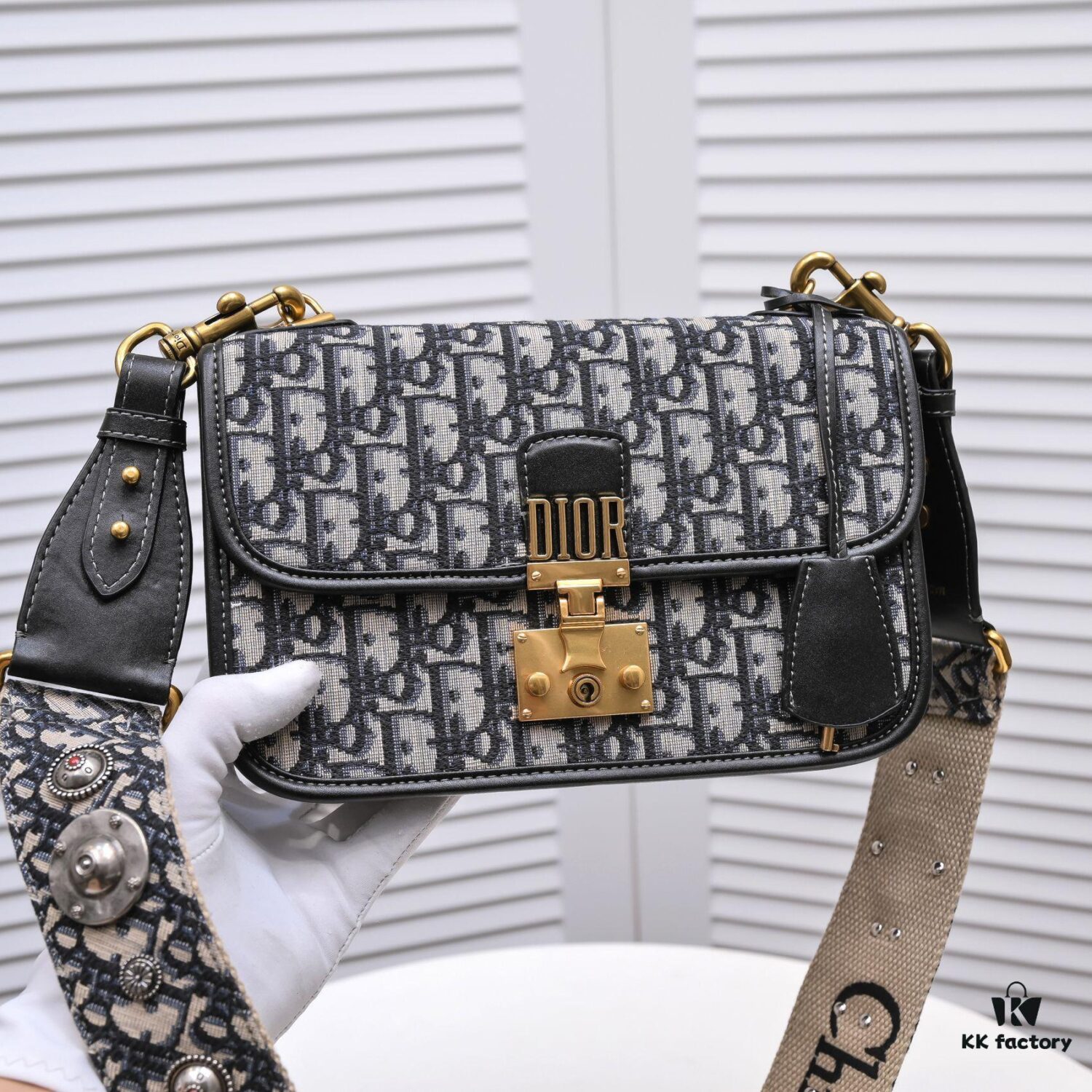 Shoulder Strap Style 🔥🔥‼ Original Design Development! No Detail Overlooked... DIOR OBLIQUE Flap Top-Handle Mini Bag, Signature Canvas with Smooth Calfskin Trim, Vintage Gold-Tone Metal Lock Closure, Detachable Chain Strap with 'CD' Logo in Vintage Gold-Tone Metal, Can Be Carried as a Shoulder or Crossbody Bag