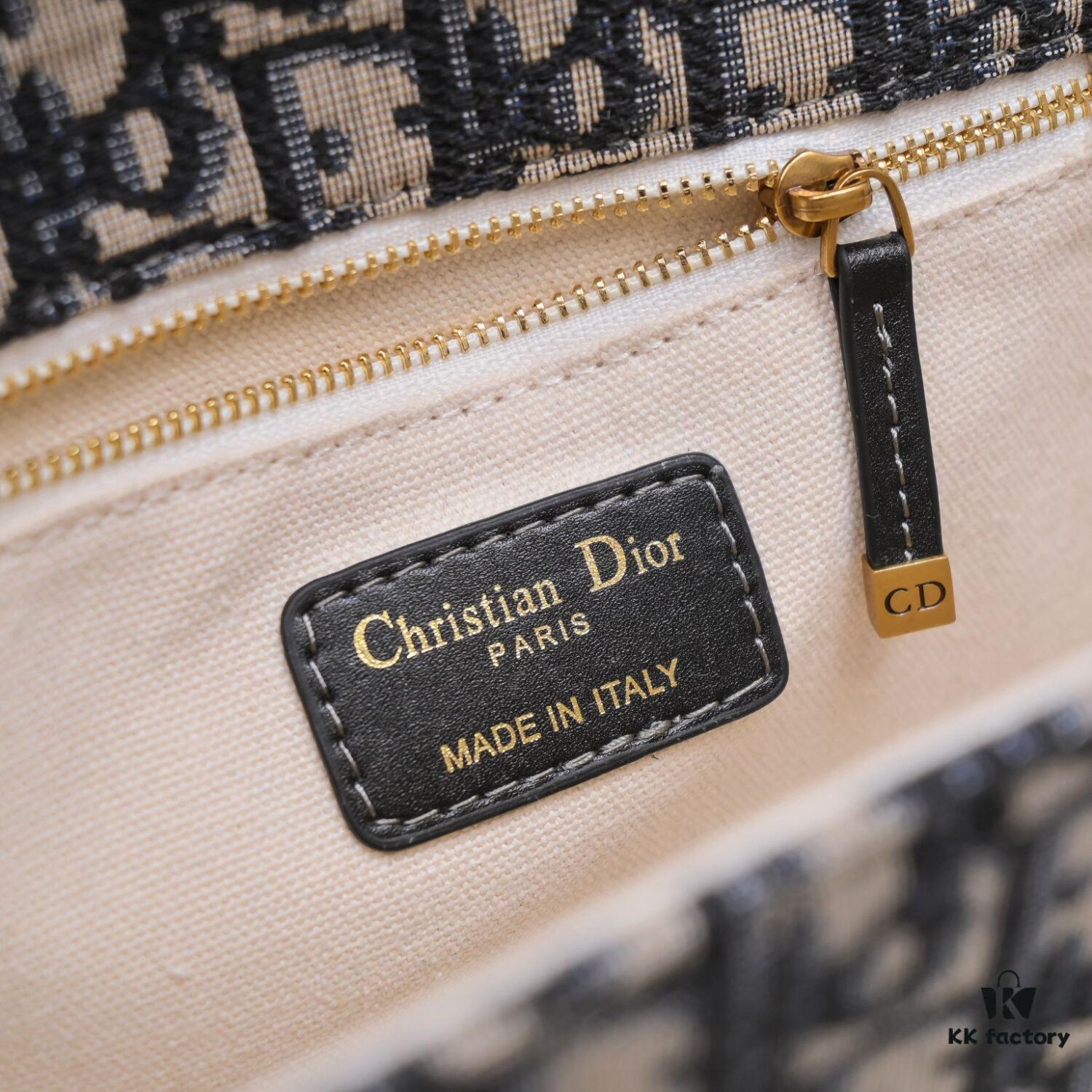 Shoulder Strap Style 🔥🔥‼ Original Design Development! No Detail Overlooked... DIOR OBLIQUE Flap Top-Handle Mini Bag, Signature Canvas with Smooth Calfskin Trim, Vintage Gold-Tone Metal Lock Closure, Detachable Chain Strap with 'CD' Logo in Vintage Gold-Tone Metal, Can Be Carried as a Shoulder or Crossbody Bag