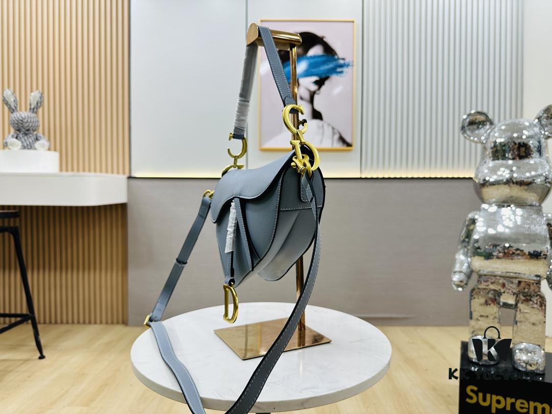 New Arrival☀️ Palm-Marked Saddle Bag Be a Classic with Classics Fashion Comes and Goes👉 Classics Are Forever