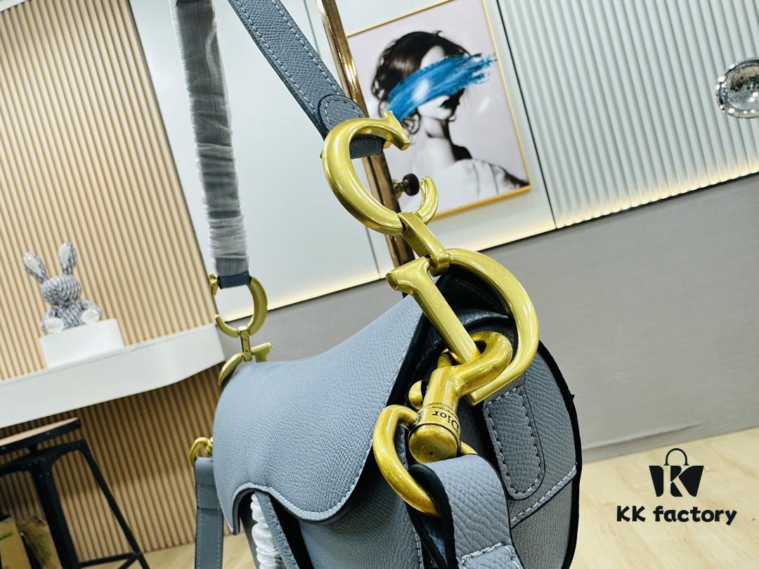 New Arrival☀️ Palm-Marked Saddle Bag Be a Classic with Classics Fashion Comes and Goes👉 Classics Are Forever