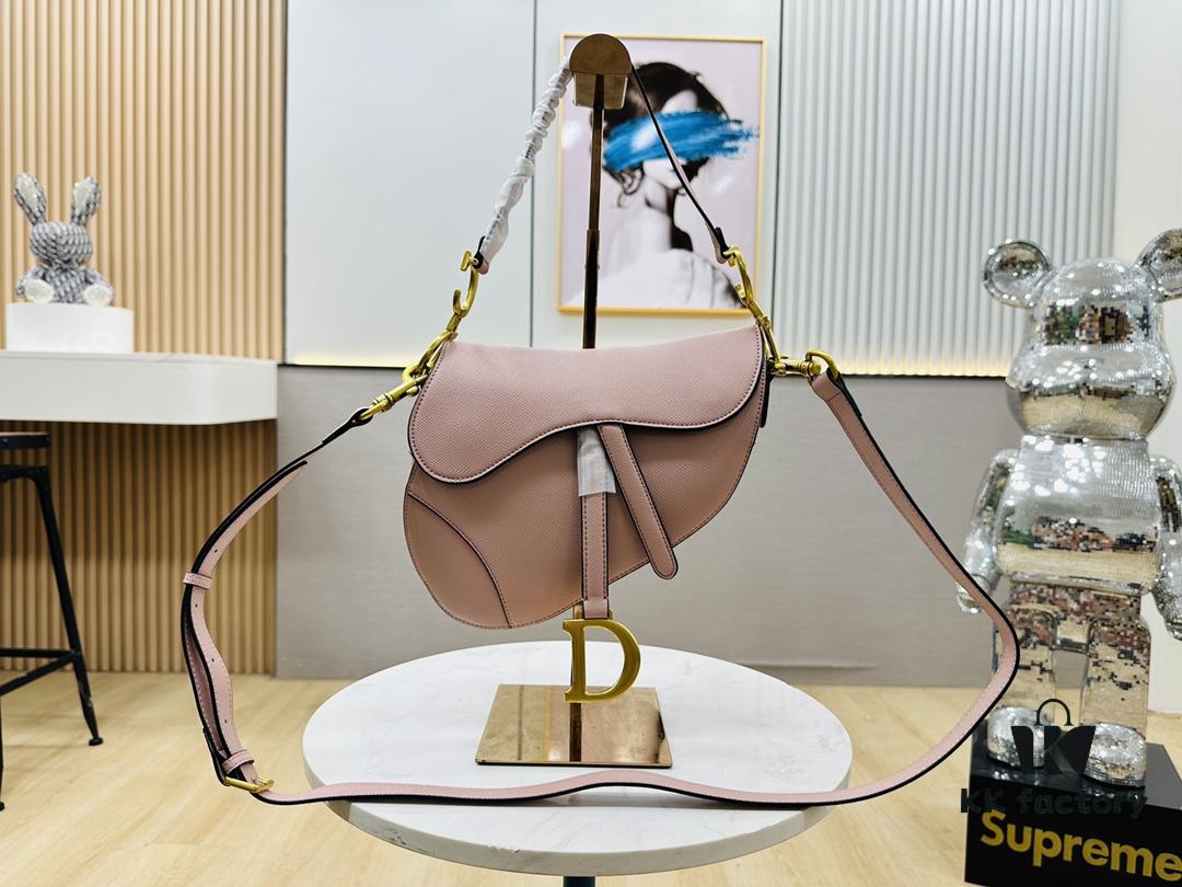 New Arrival☀️ Palm-Print Saddle Bag Be a Classic with Classics — Fashion Comes and Goes, But Classics Are Forever