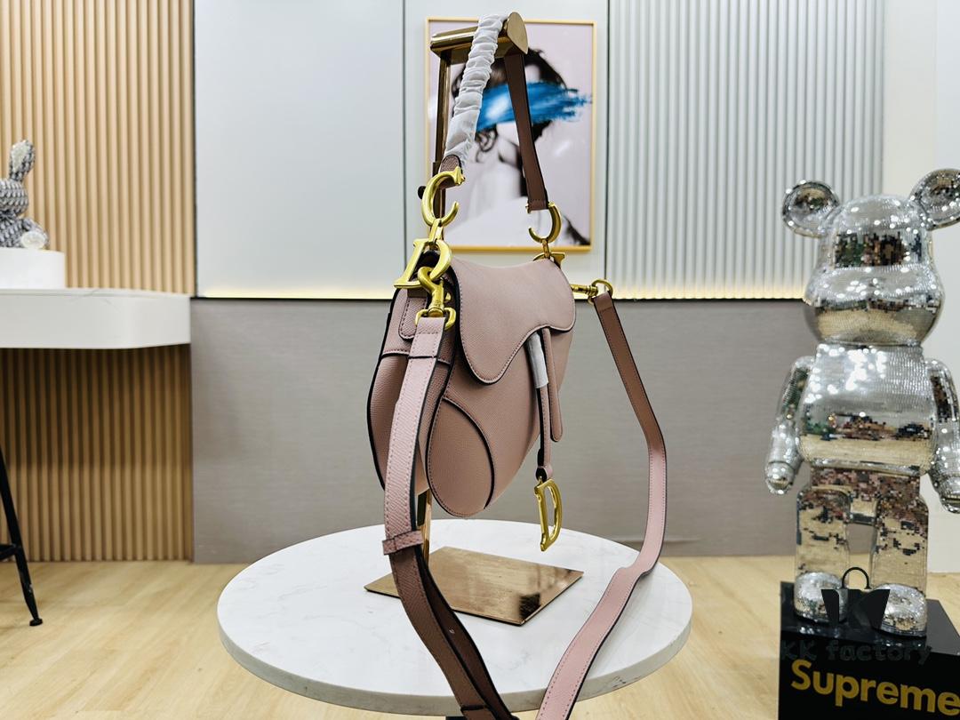 New Arrival☀️ Palm-Print Saddle Bag Be a Classic with Classics — Fashion Comes and Goes, But Classics Are Forever