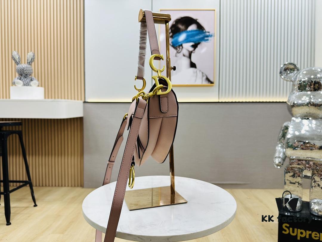 New Arrival☀️ Palm-Print Saddle Bag Be a Classic with Classics — Fashion Comes and Goes, But Classics Are Forever