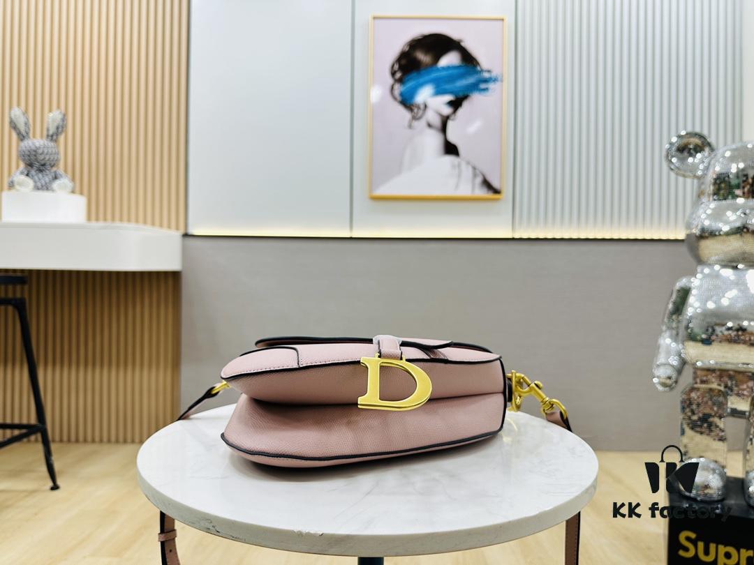 New Arrival☀️ Palm-Print Saddle Bag Be a Classic with Classics — Fashion Comes and Goes, But Classics Are Forever