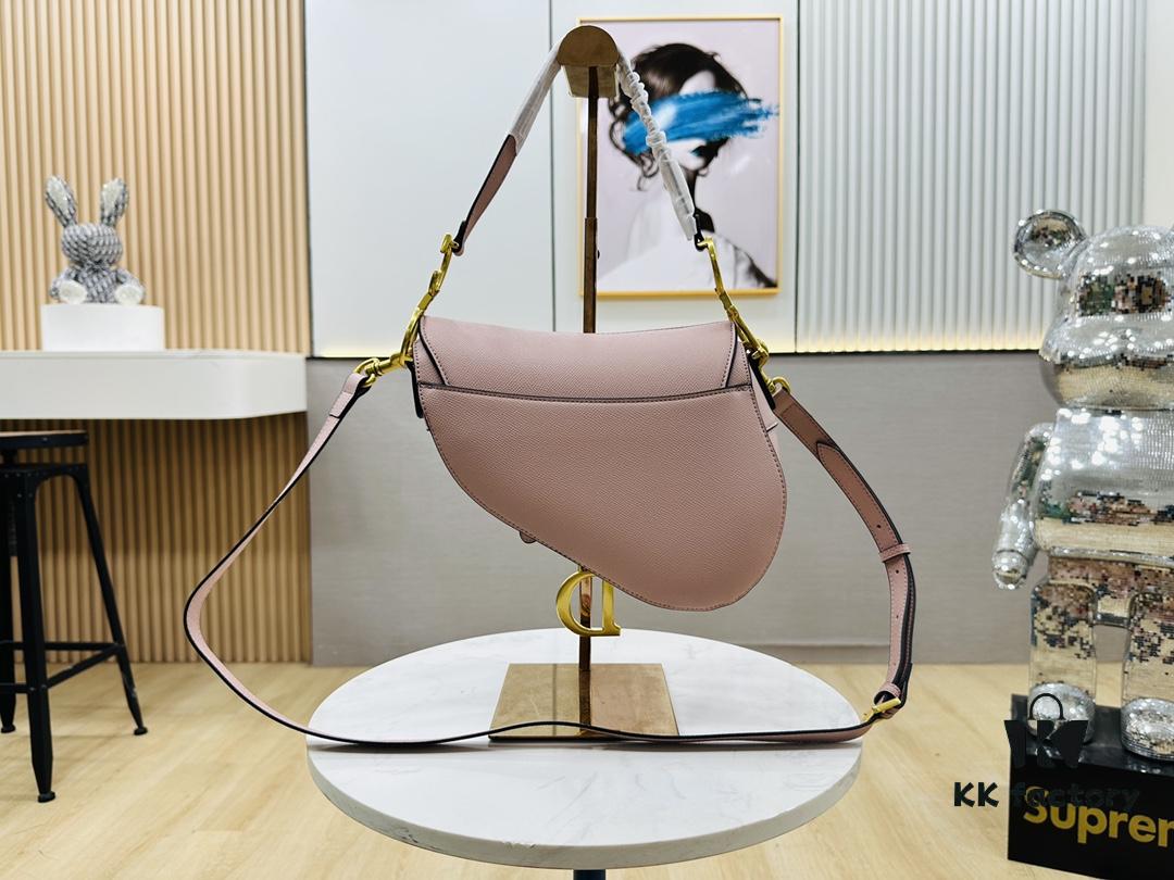 New Arrival☀️ Palm-Print Saddle Bag Be a Classic with Classics — Fashion Comes and Goes, But Classics Are Forever