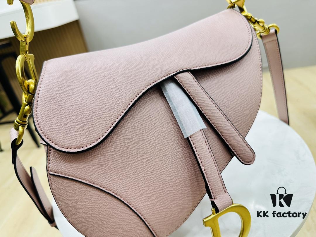 New Arrival☀️ Palm-Print Saddle Bag Be a Classic with Classics — Fashion Comes and Goes, But Classics Are Forever