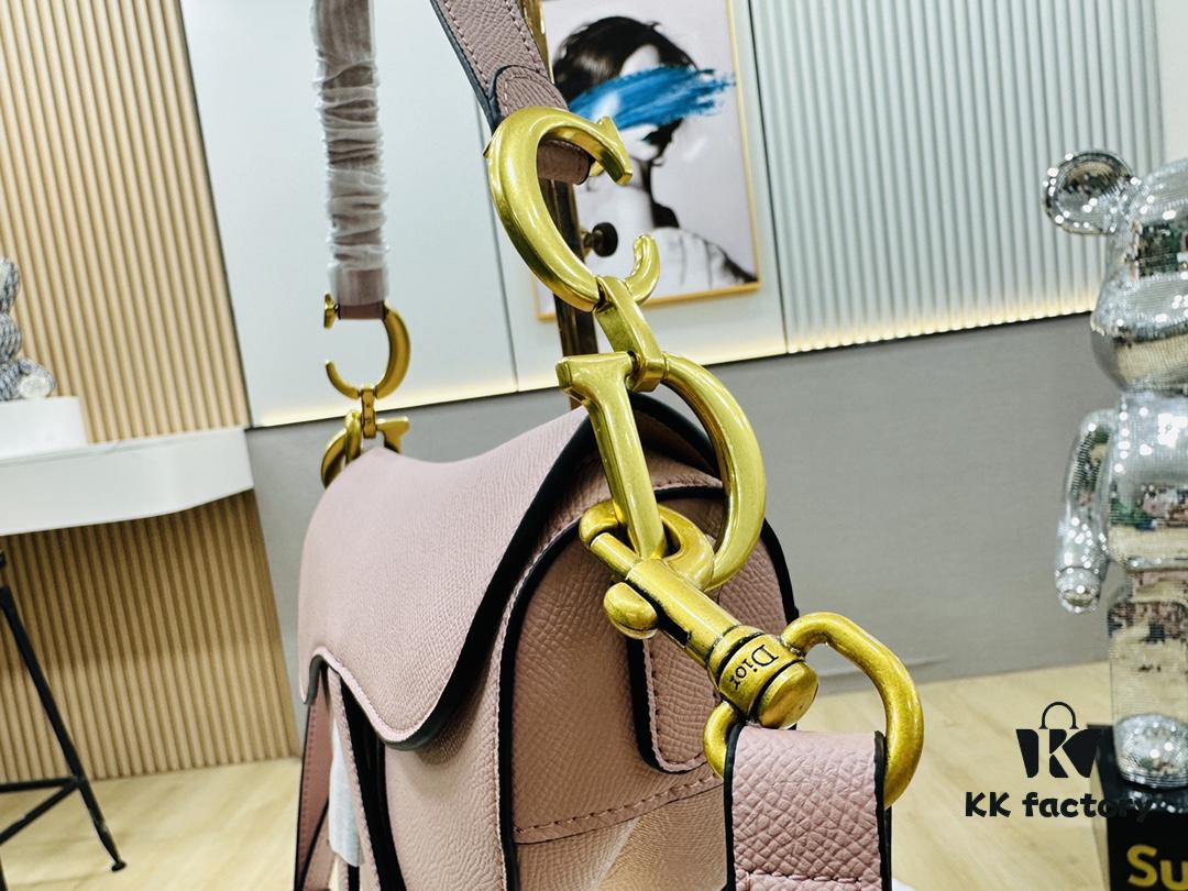 New Arrival☀️ Palm-Print Saddle Bag Be a Classic with Classics — Fashion Comes and Goes, But Classics Are Forever