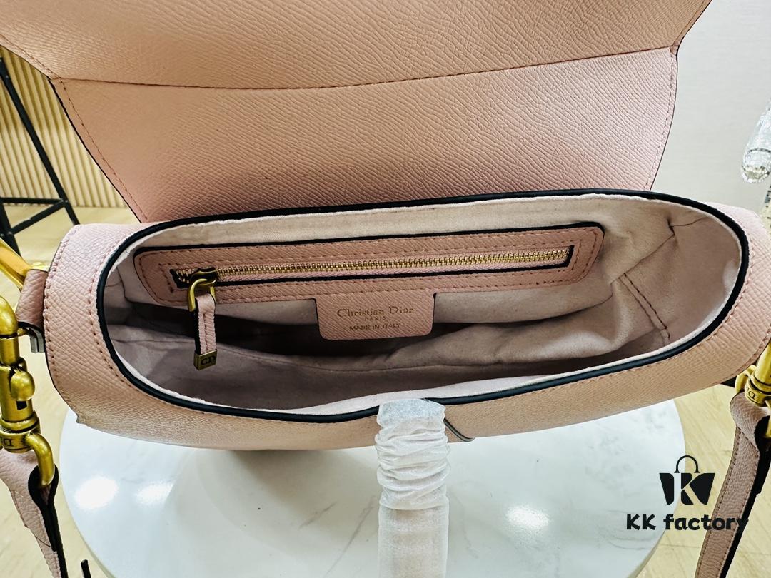 New Arrival☀️ Palm-Print Saddle Bag Be a Classic with Classics — Fashion Comes and Goes, But Classics Are Forever