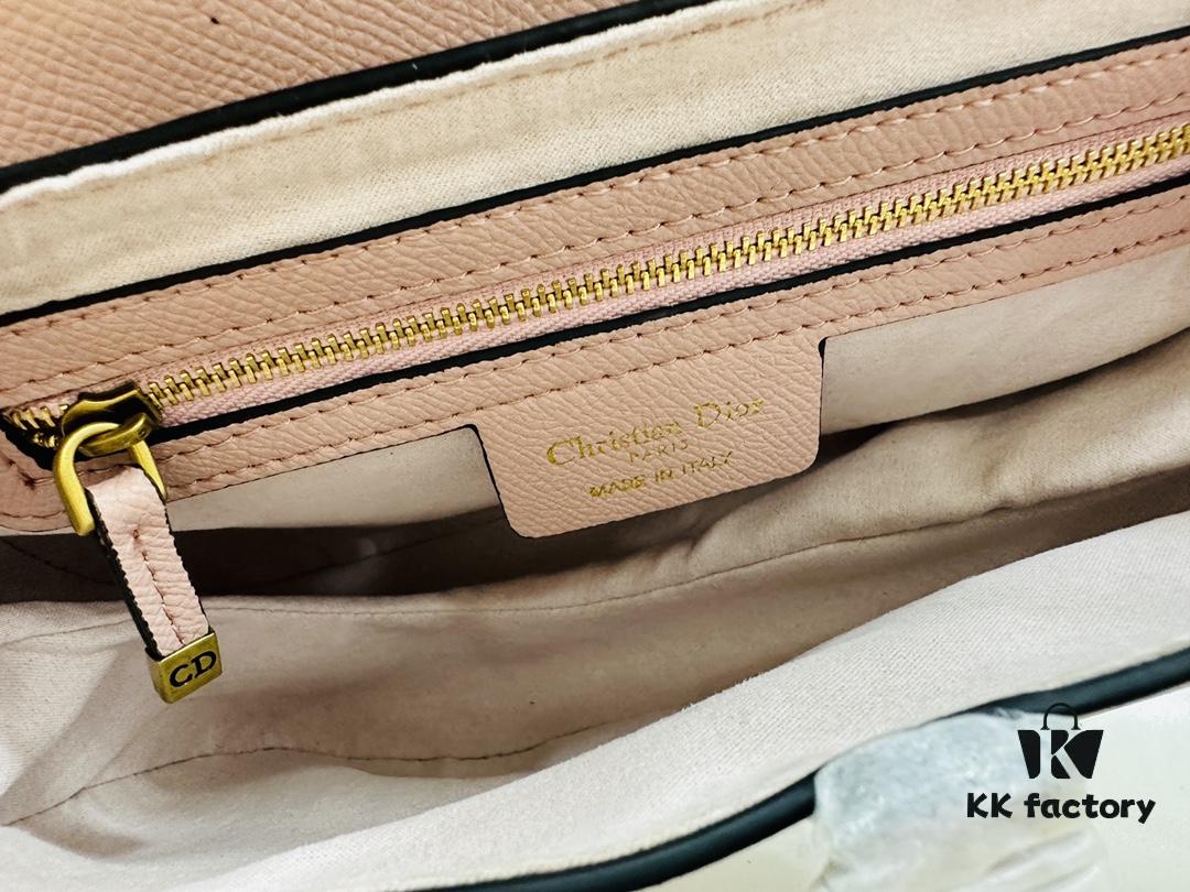 New Arrival☀️ Palm-Print Saddle Bag Be a Classic with Classics — Fashion Comes and Goes, But Classics Are Forever