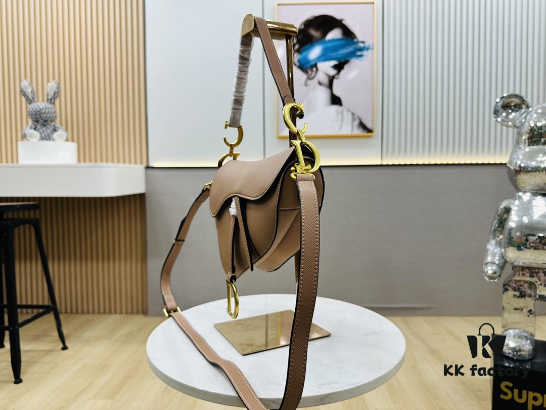 New Arrival☀️ Palm Grain Saddle Bag Be a Classic with Classics