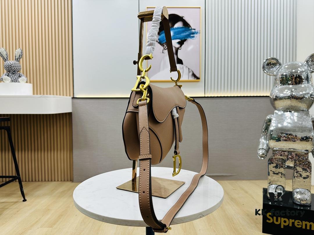 New Arrival☀️ Palm Grain Saddle Bag Be a Classic with Classics