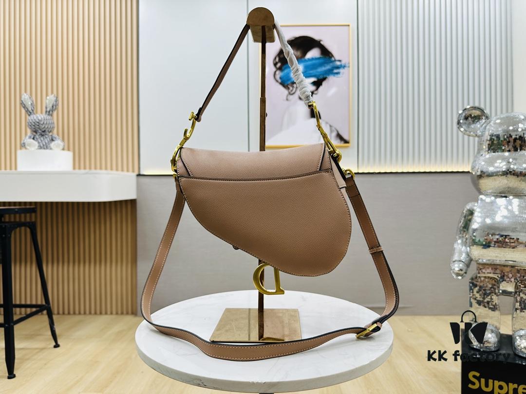 New Arrival☀️ Palm Grain Saddle Bag Be a Classic with Classics