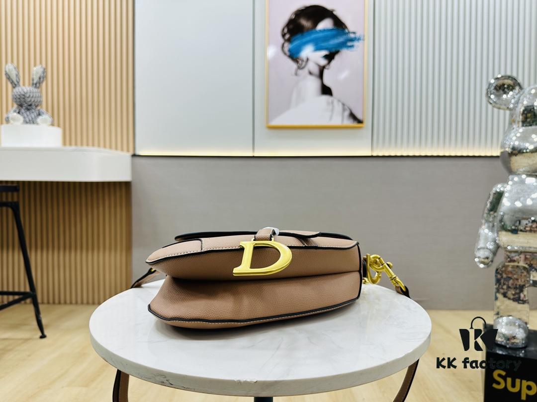 New Arrival☀️ Palm Grain Saddle Bag Be a Classic with Classics