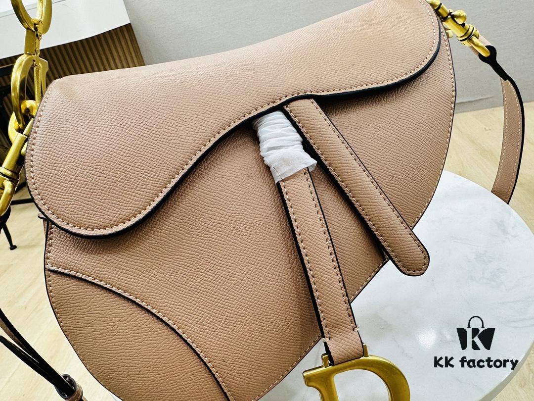 New Arrival☀️ Palm Grain Saddle Bag Be a Classic with Classics