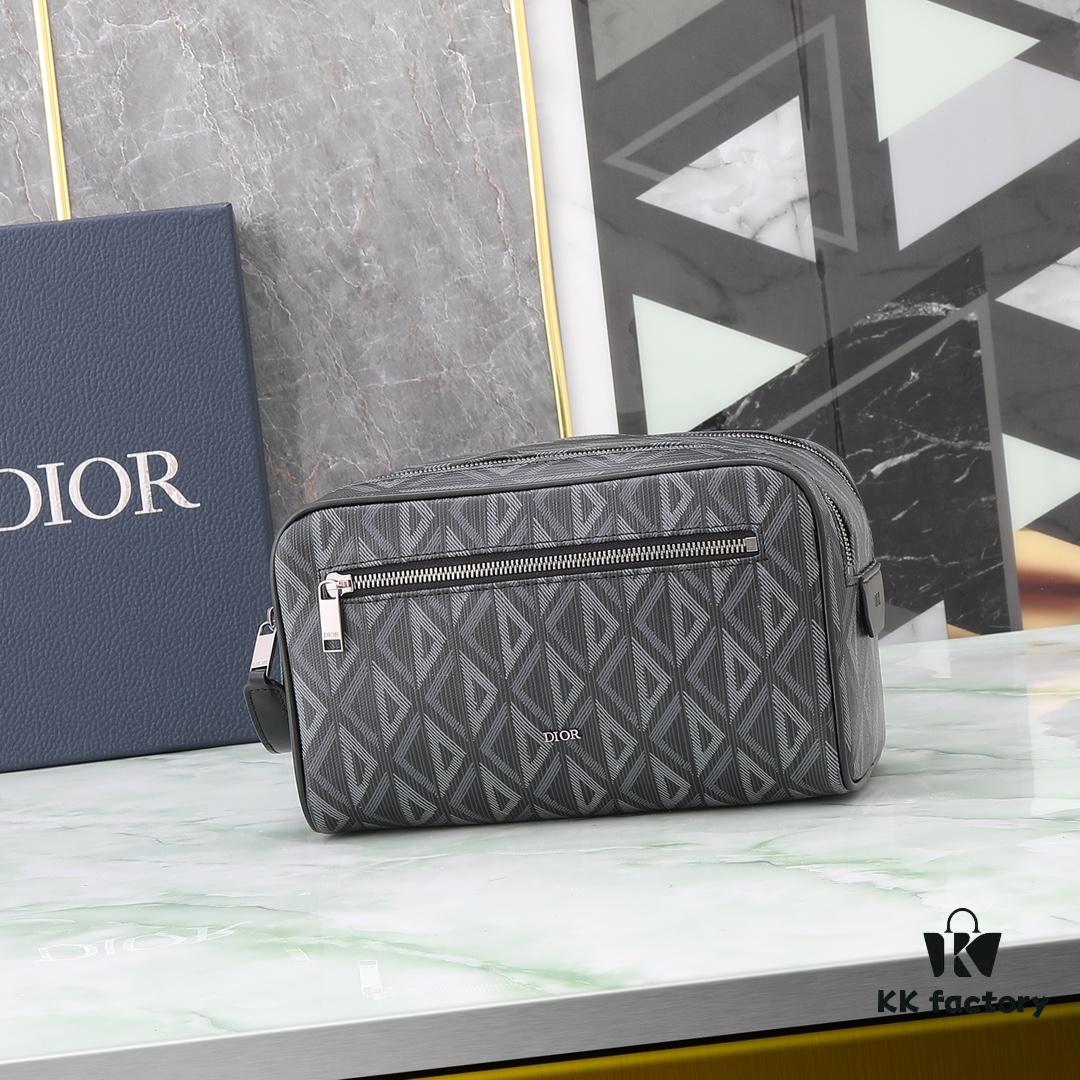 This toiletry bag combines practical functionality with minimalist design. Crafted from black CD Diamond canvas inspired by the Dior archives, it features smooth calf leather trims in matching tones and a signature Dior emblem on the front.