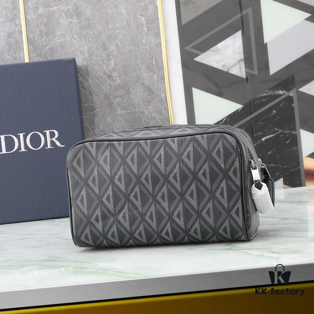 This toiletry bag combines practical functionality with minimalist design. Crafted from black CD Diamond canvas inspired by the Dior archives, it features smooth calf leather trims in matching tones and a signature Dior emblem on the front.
