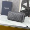This toiletry bag combines practical functionality with minimalist design. Crafted from black CD Diamond canvas inspired by the Dior archives, it features smooth calf leather trims in matching tones and a signature Dior emblem on the front.