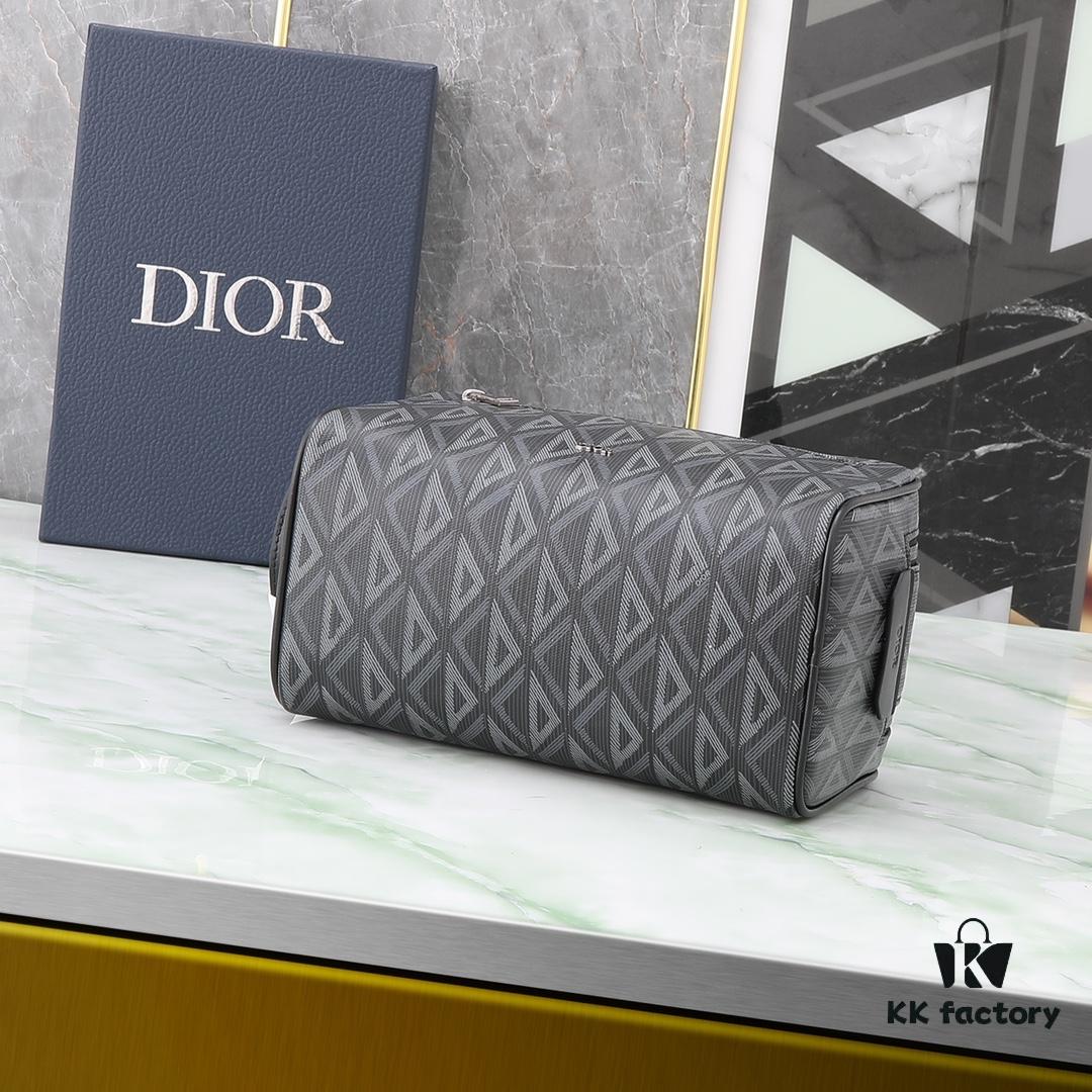 This toiletry bag combines practical functionality with minimalist design. Crafted from black CD Diamond canvas inspired by the Dior archives, it features smooth calf leather trims in matching tones and a signature Dior emblem on the front.