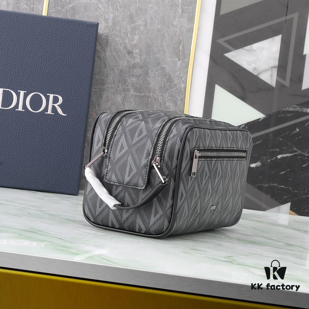 This toiletry bag combines practical functionality with minimalist design. Crafted from black CD Diamond canvas inspired by the Dior archives, it features smooth calf leather trims in matching tones and a signature Dior emblem on the front.