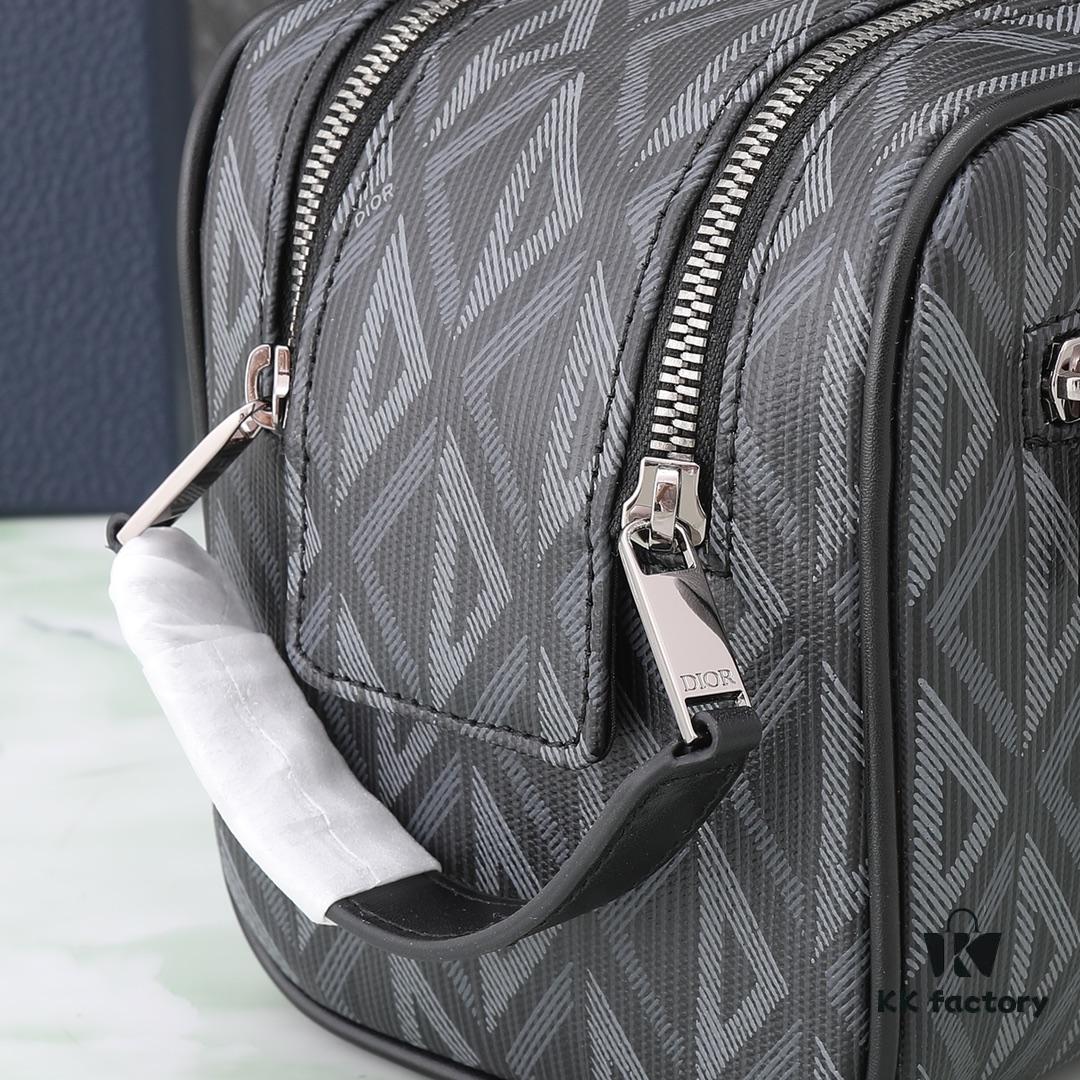 This toiletry bag combines practical functionality with minimalist design. Crafted from black CD Diamond canvas inspired by the Dior archives, it features smooth calf leather trims in matching tones and a signature Dior emblem on the front.