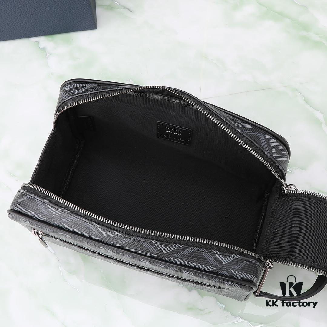 This toiletry bag combines practical functionality with minimalist design. Crafted from black CD Diamond canvas inspired by the Dior archives, it features smooth calf leather trims in matching tones and a signature Dior emblem on the front.