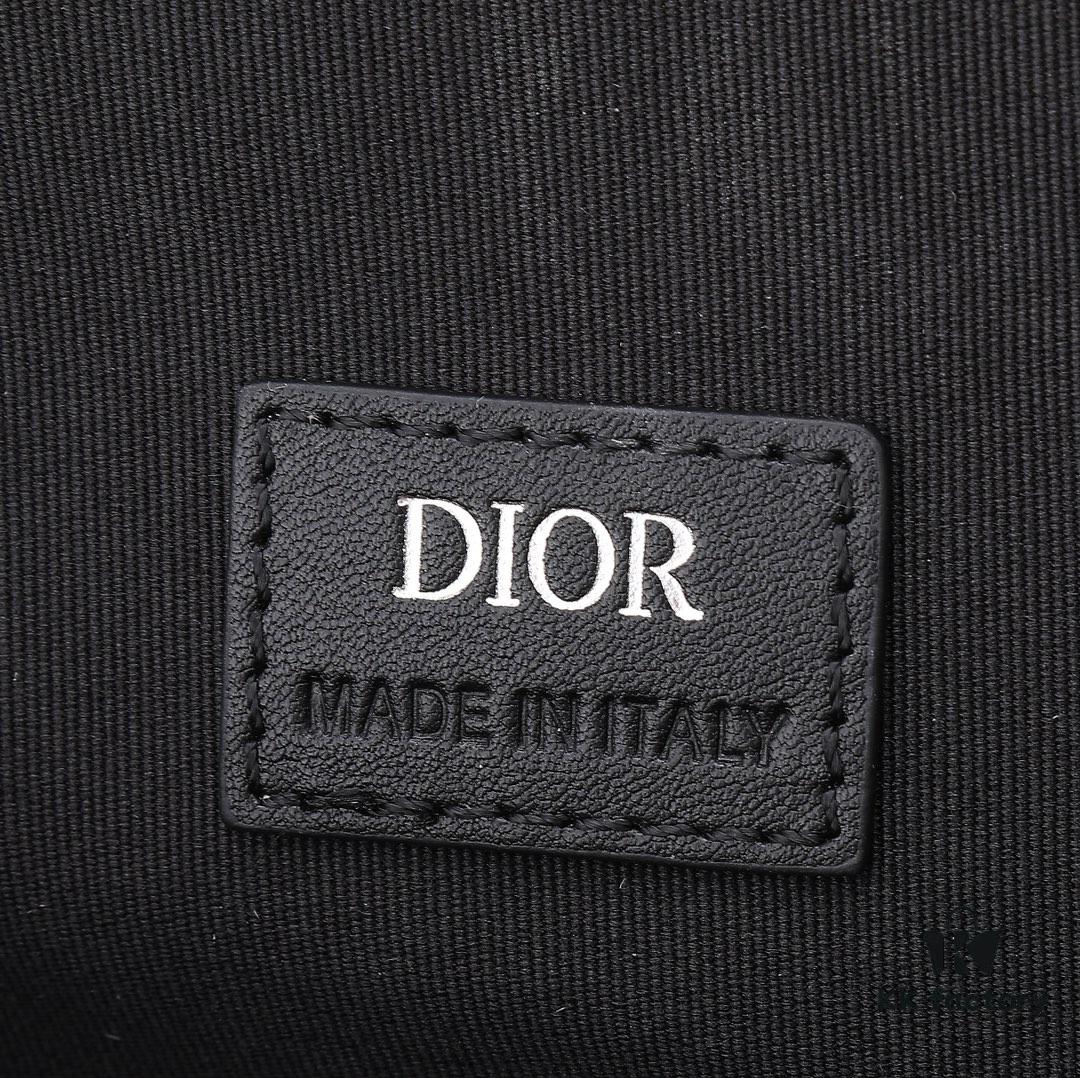 This toiletry bag combines practical functionality with minimalist design. Crafted from black CD Diamond canvas inspired by the Dior archives, it features smooth calf leather trims in matching tones and a signature Dior emblem on the front.