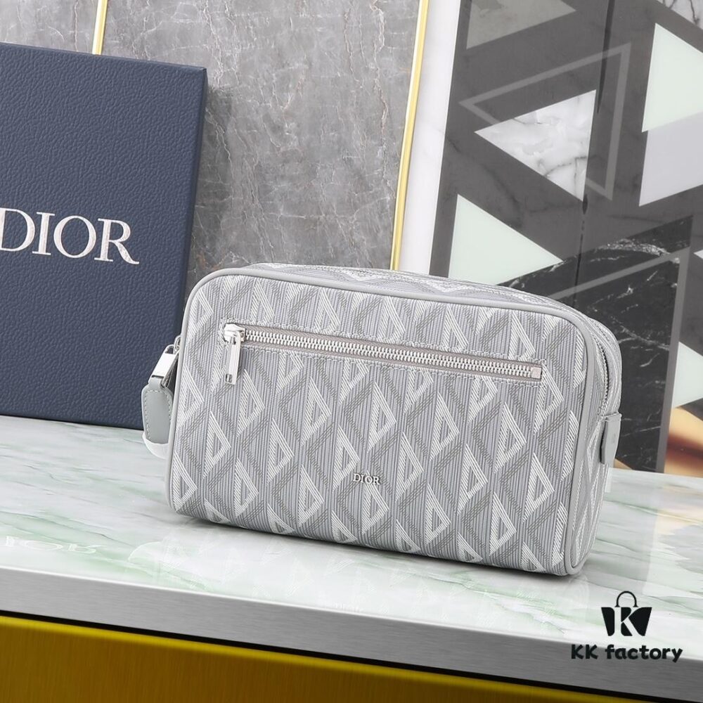 This toiletry bag combines practical functionality with minimalist design. Crafted from Dior gray CD Diamond canvas inspired by the Dior archives, it features smooth calf leather trims in matching tones and a signature Dior logo on the front.