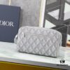 This toiletry bag combines practical functionality with minimalist design. Crafted from Dior gray CD Diamond canvas inspired by the Dior archives, it features smooth calf leather trims in matching tones and a signature Dior logo on the front.