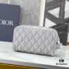 This toiletry bag combines practical functionality with minimalist design. Crafted from Dior gray CD Diamond canvas inspired by the Dior archives, it features smooth calf leather trims in matching tones and a signature Dior logo on the front.