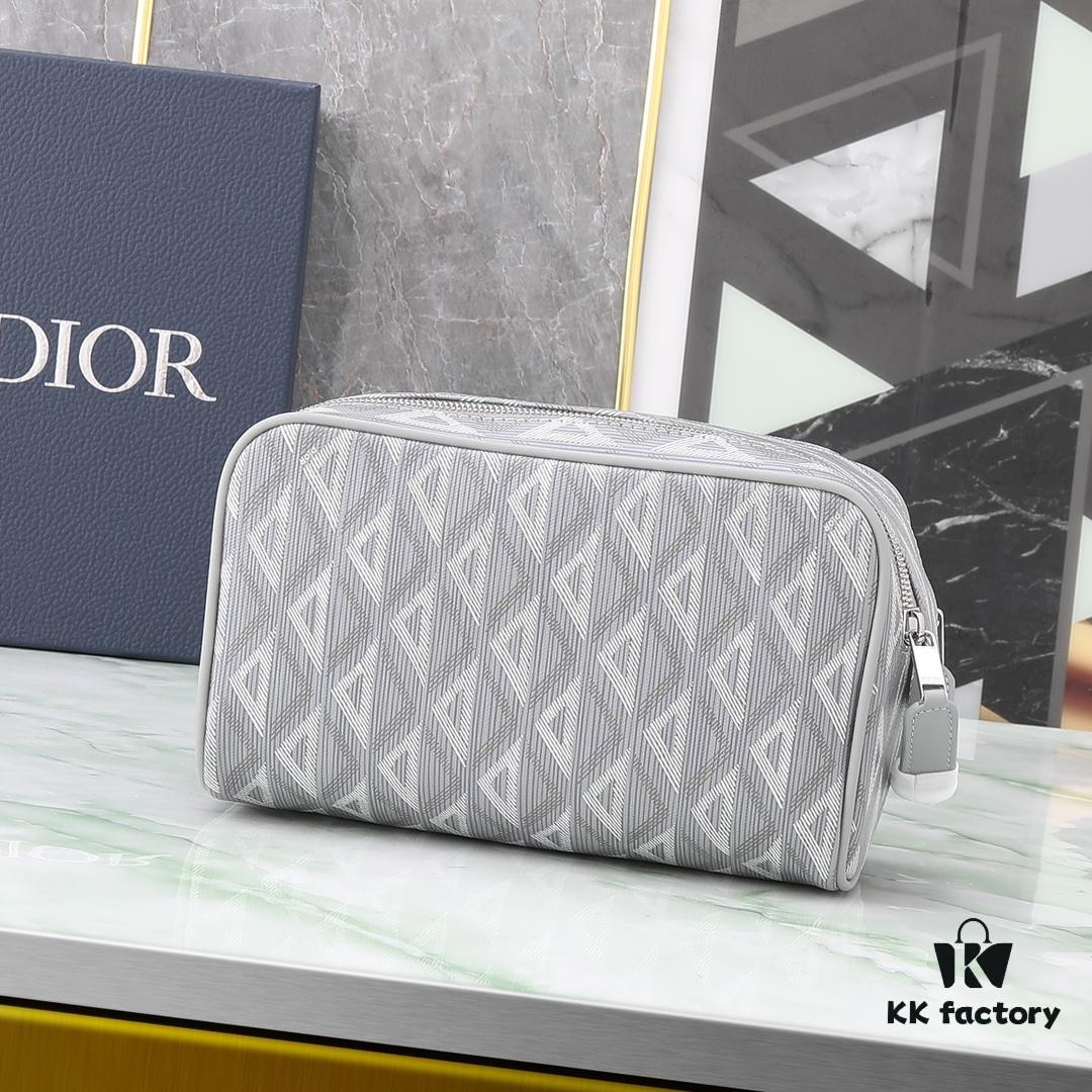 This toiletry bag combines practical functionality with minimalist design. Crafted from Dior gray CD Diamond canvas inspired by the Dior archives, it features smooth calf leather trims in matching tones and a signature Dior logo on the front.