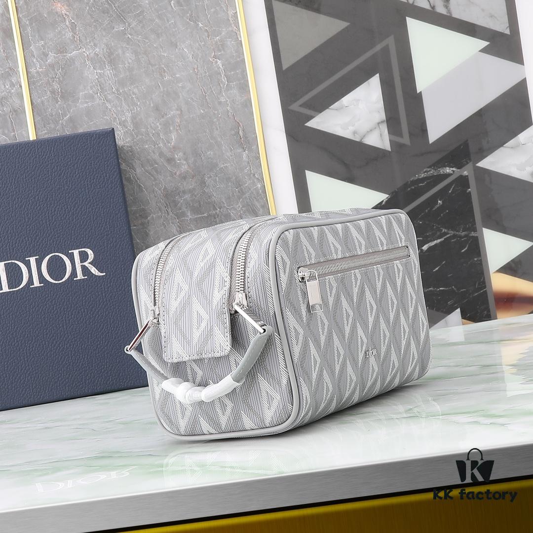This toiletry bag combines practical functionality with minimalist design. Crafted from Dior gray CD Diamond canvas inspired by the Dior archives, it features smooth calf leather trims in matching tones and a signature Dior logo on the front.