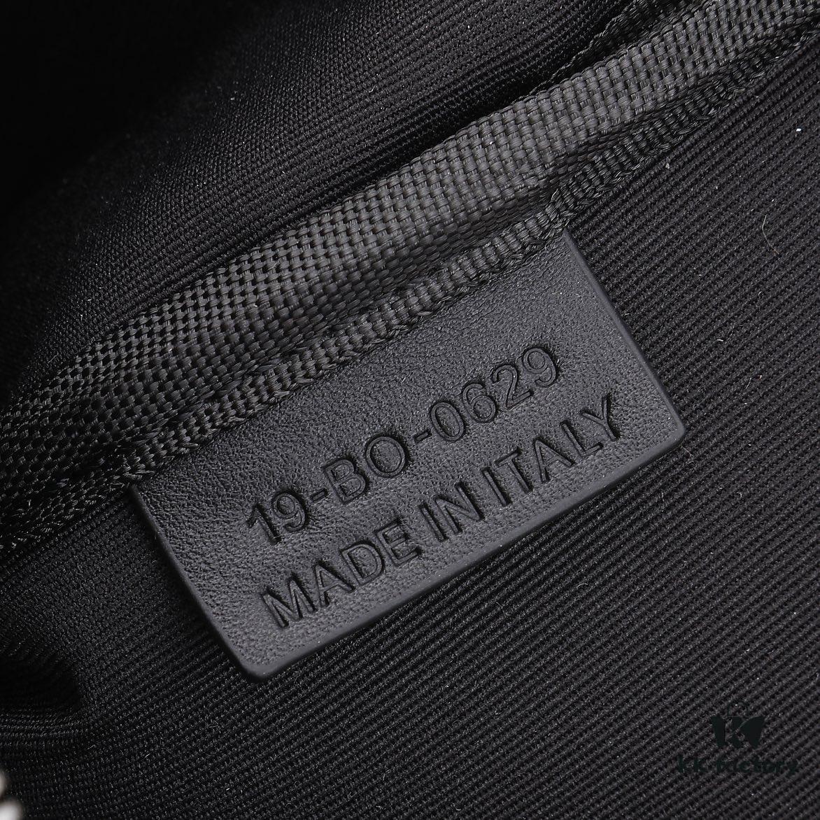 This toiletry bag combines practical functionality with minimalist design. Crafted from black CD Diamond canvas inspired by the Dior archives, it features smooth calf leather trims in matching tones and a signature Dior emblem on the front.