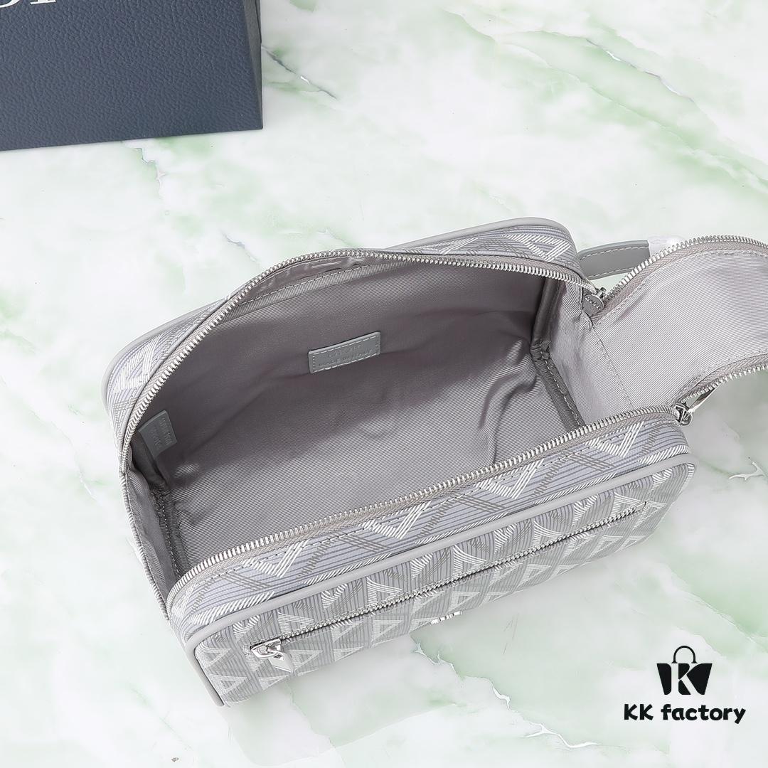 This toiletry bag combines practical functionality with minimalist design. Crafted from Dior gray CD Diamond canvas inspired by the Dior archives, it features smooth calf leather trims in matching tones and a signature Dior logo on the front.
