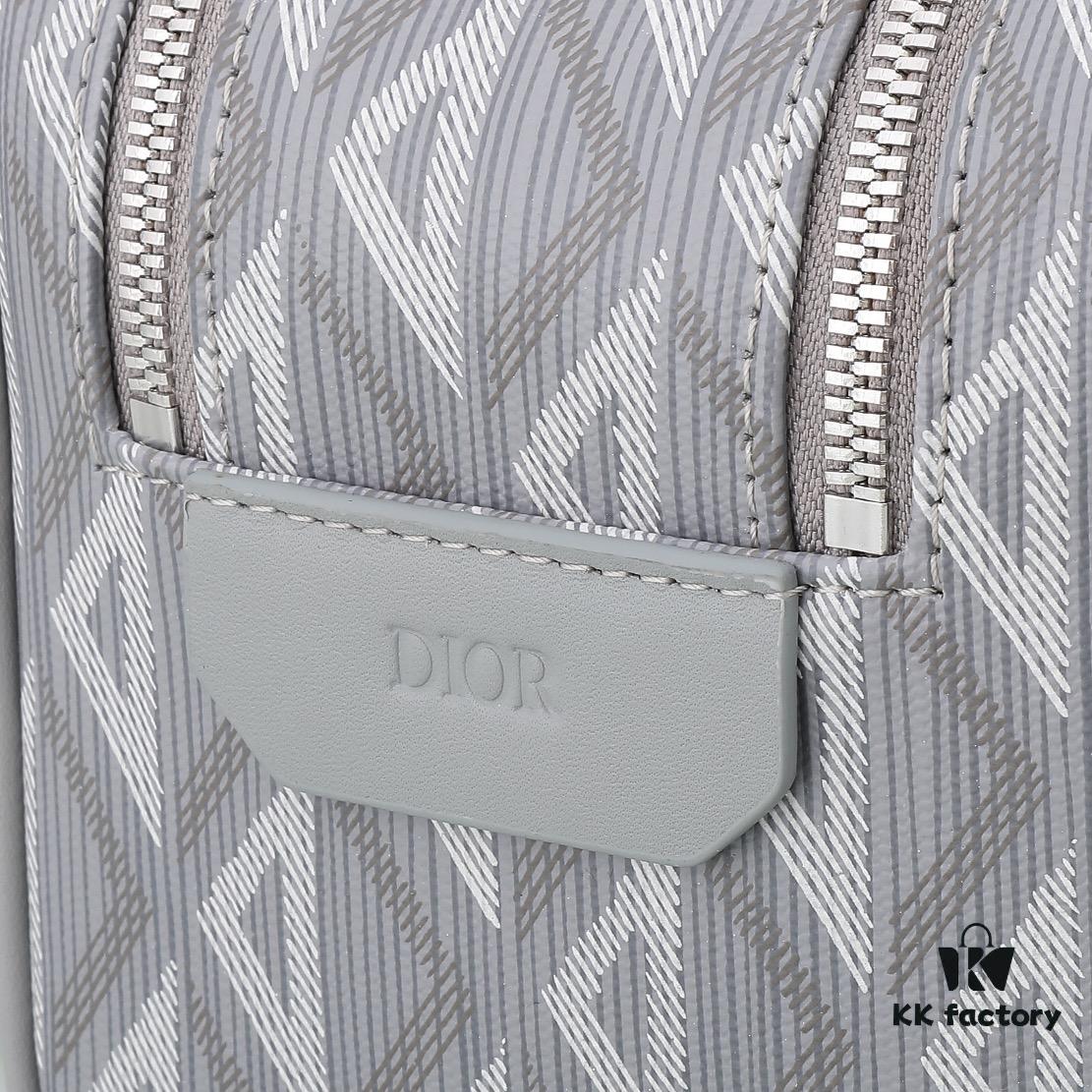 This toiletry bag combines practical functionality with minimalist design. Crafted from Dior gray CD Diamond canvas inspired by the Dior archives, it features smooth calf leather trims in matching tones and a signature Dior logo on the front.