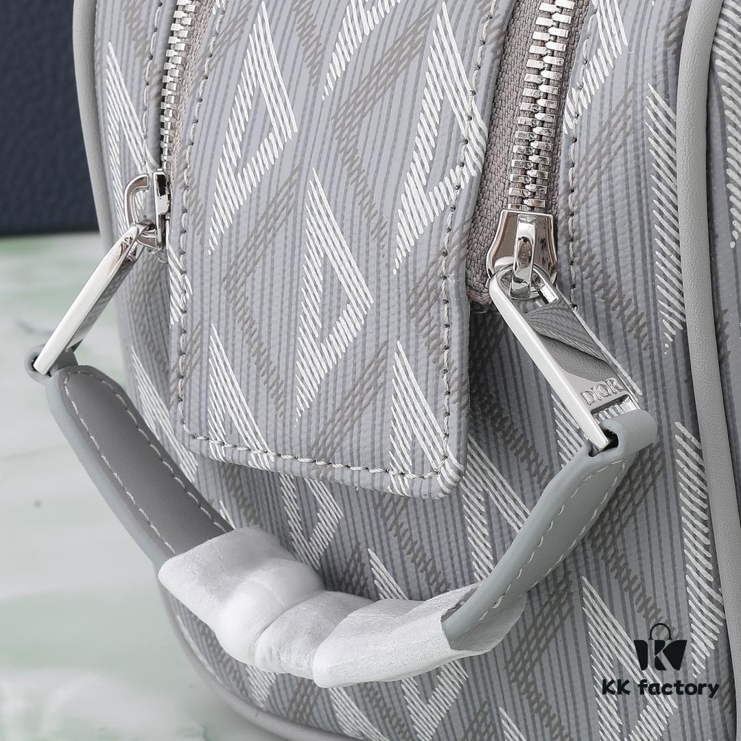 This toiletry bag combines practical functionality with minimalist design. Crafted from Dior gray CD Diamond canvas inspired by the Dior archives, it features smooth calf leather trims in matching tones and a signature Dior logo on the front.